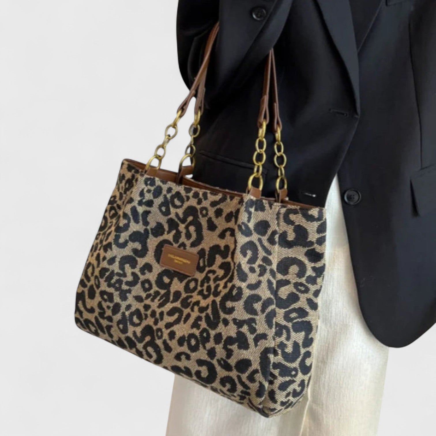 Aundria | Large bag with elegant leopard print