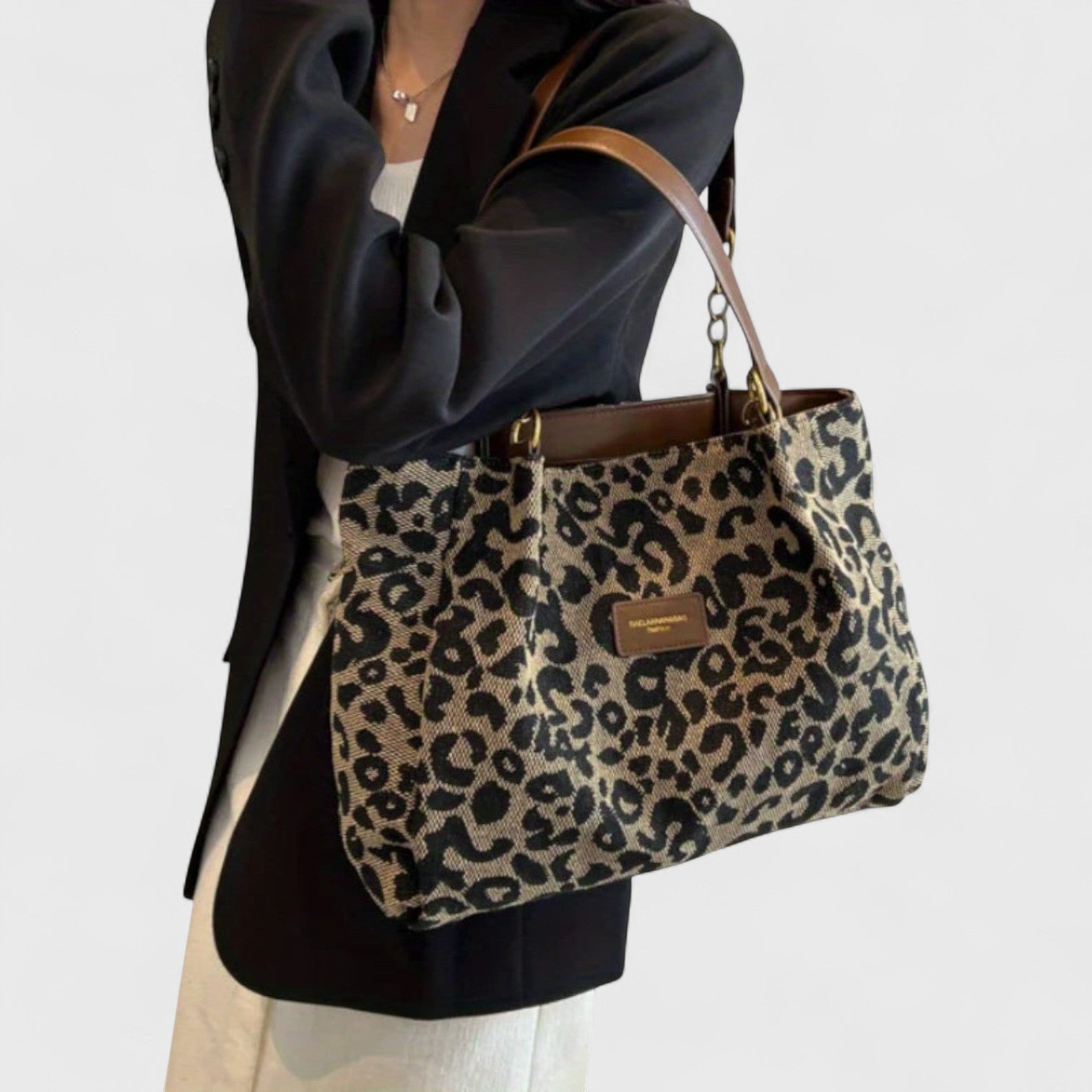 Aundria | Large bag with elegant leopard print