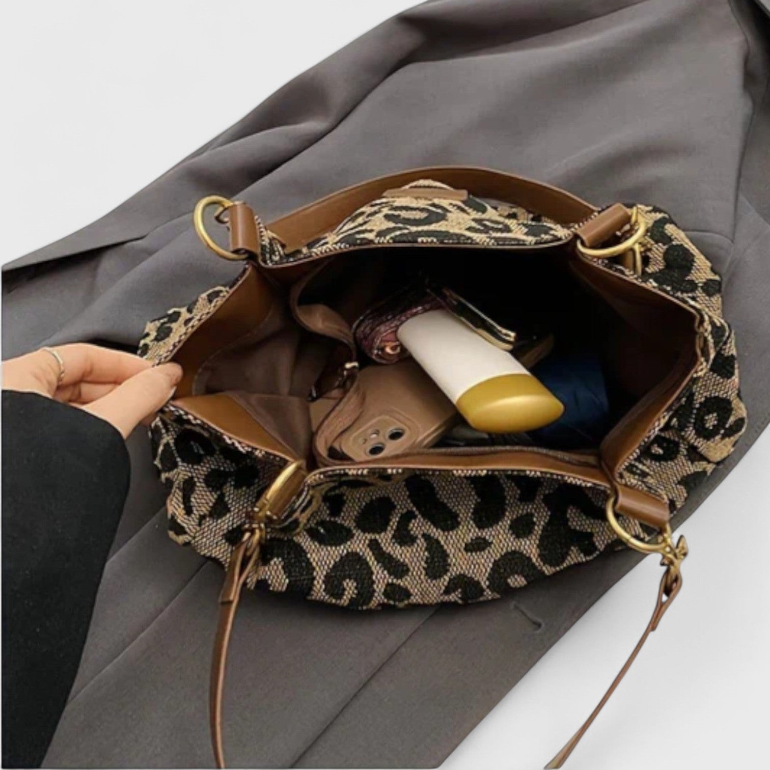 Aundria | Large bag with elegant leopard print