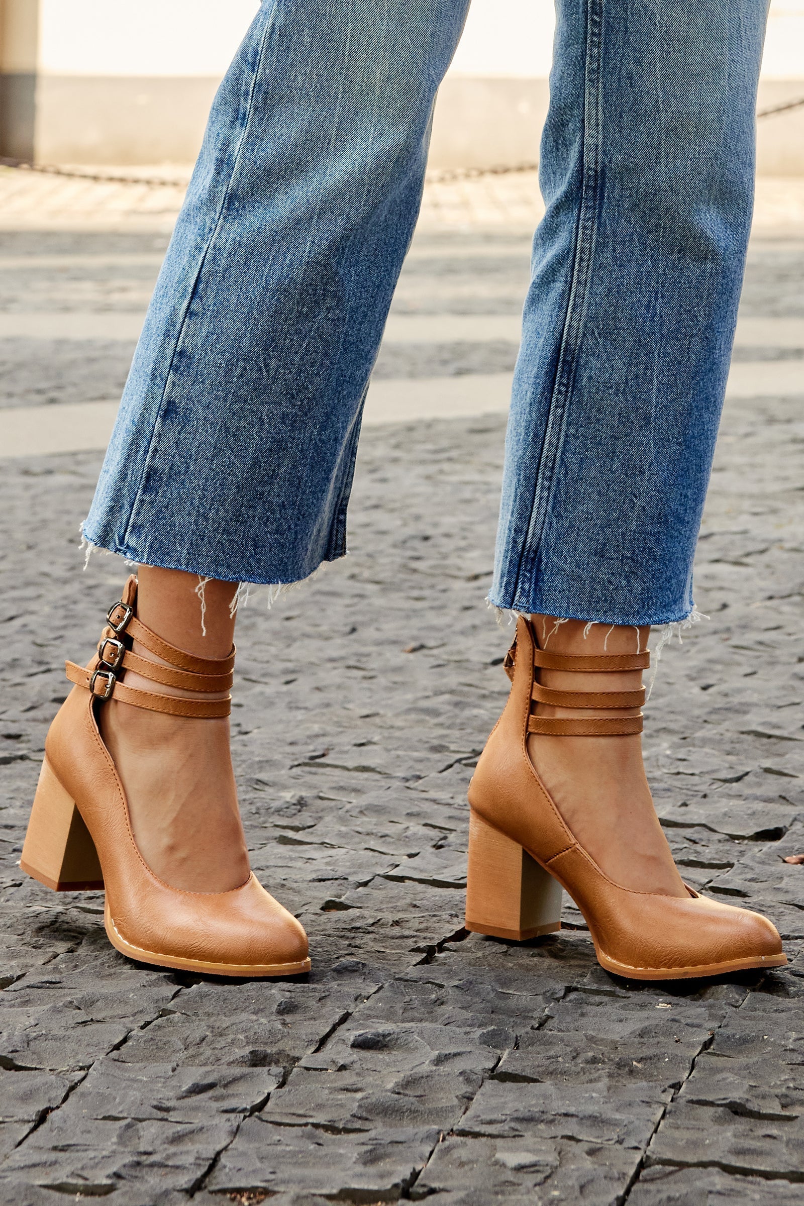 Ivy | Smooth sandals with ankle strap and thick heel