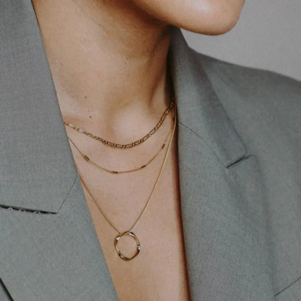 Fern Three-strand necklace with open circle | Gold